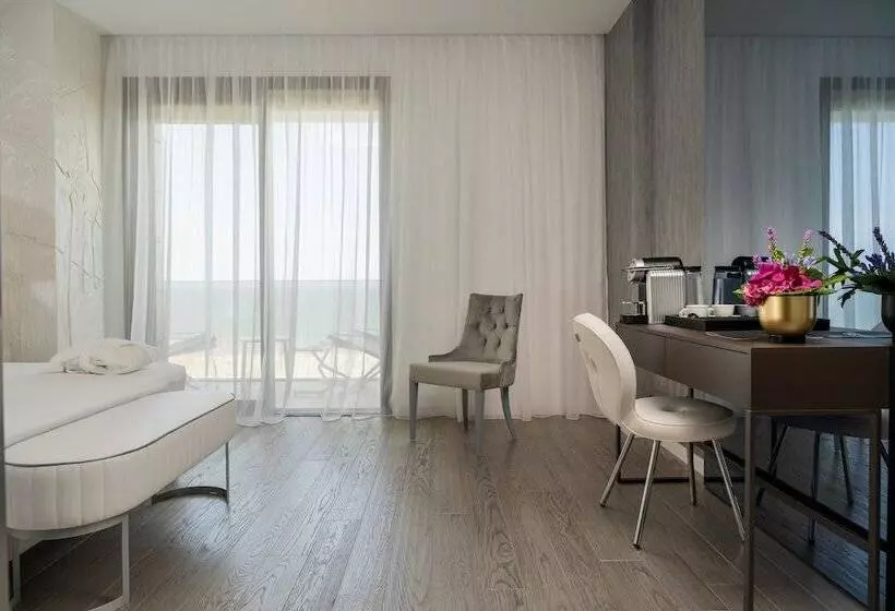 اتاق لوکس با بالکن و چشم‌انداز دریا, The Promenade Luxury Wellness