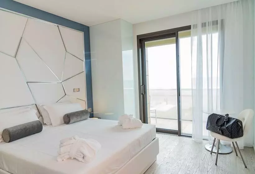 اتاق لوکس با بالکن و چشم‌انداز دریا, The Promenade Luxury Wellness
