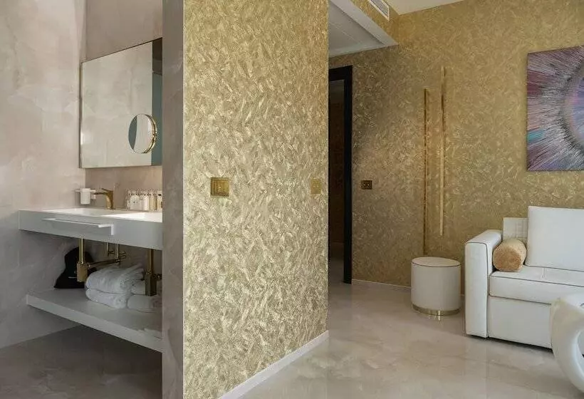 سوییت جونیور با چشم‌انداز جانبی دریا, The Promenade Luxury Wellness