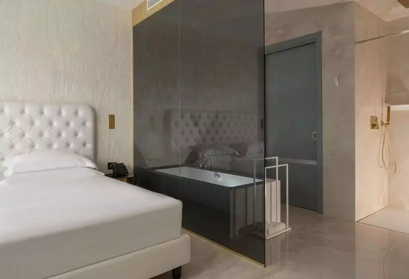 سوییت جونیور با چشم‌انداز جانبی دریا, The Promenade Luxury Wellness