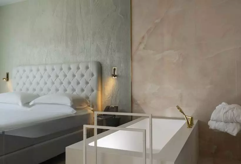 سوییت جونیور با چشم‌انداز جانبی دریا, The Promenade Luxury Wellness