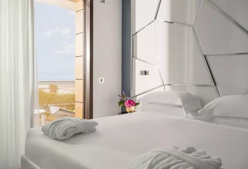 اتاق سوپریور با چشم‌انداز جانبی دریا, The Promenade Luxury Wellness