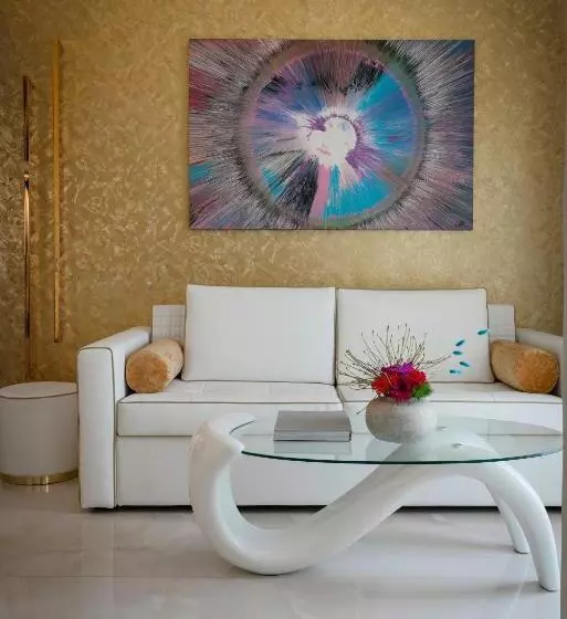 سوییت جونیور با چشم‌انداز جانبی دریا, The Promenade Luxury Wellness