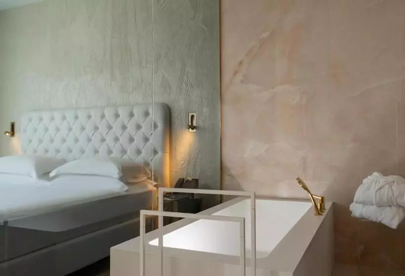 سوییت جونیور با چشم‌انداز جانبی دریا, The Promenade Luxury Wellness