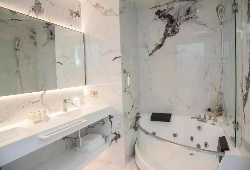 سوییت جونیور با چشم‌انداز جانبی دریا, The Promenade Luxury Wellness