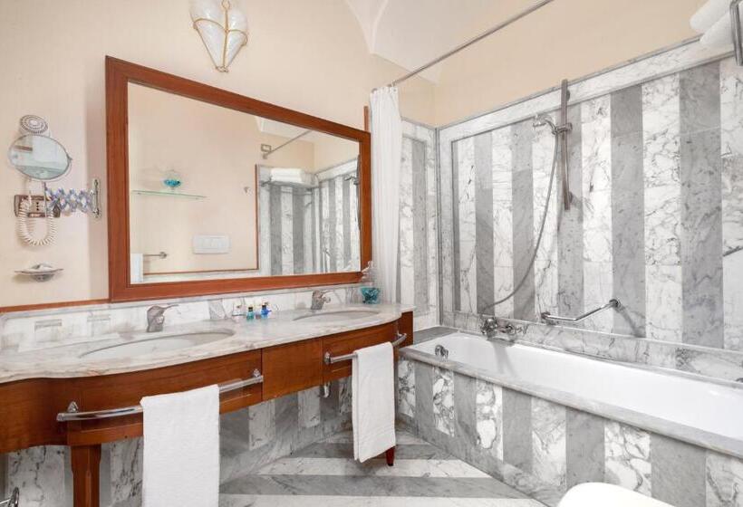 סוויטת ג'וניור עם מסג'ר מים, Mar Hotel Alimuri