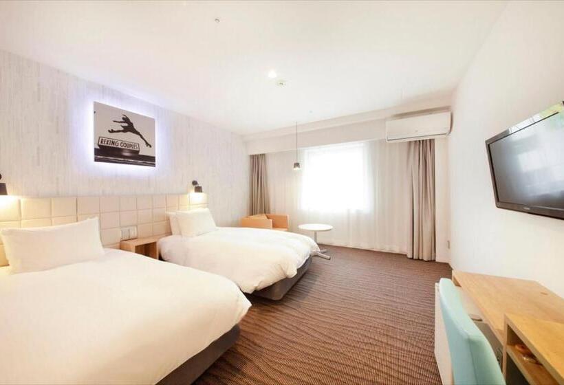 חדר סטנדרט לשלושה, Plumm