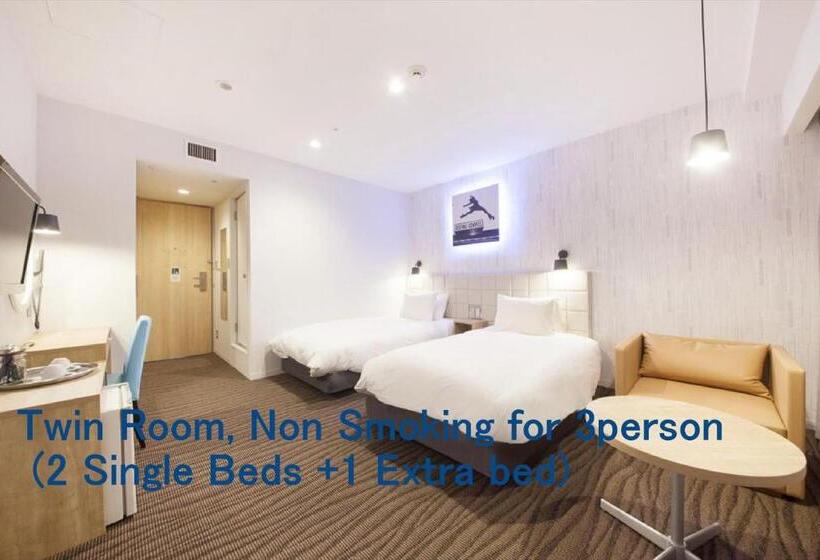 חדר סטנדרט לשלושה, Plumm