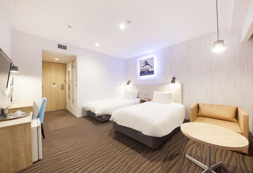 Quarto Estandar, Plumm