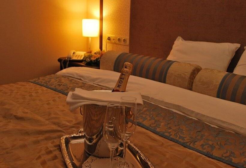 سوئیت پنت هاوس, Amrita