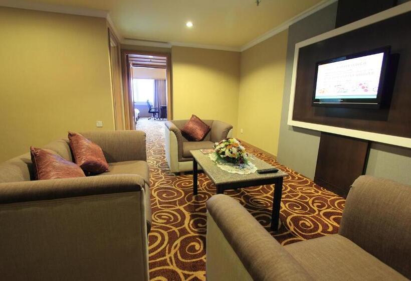 주니어 스위트, Mega