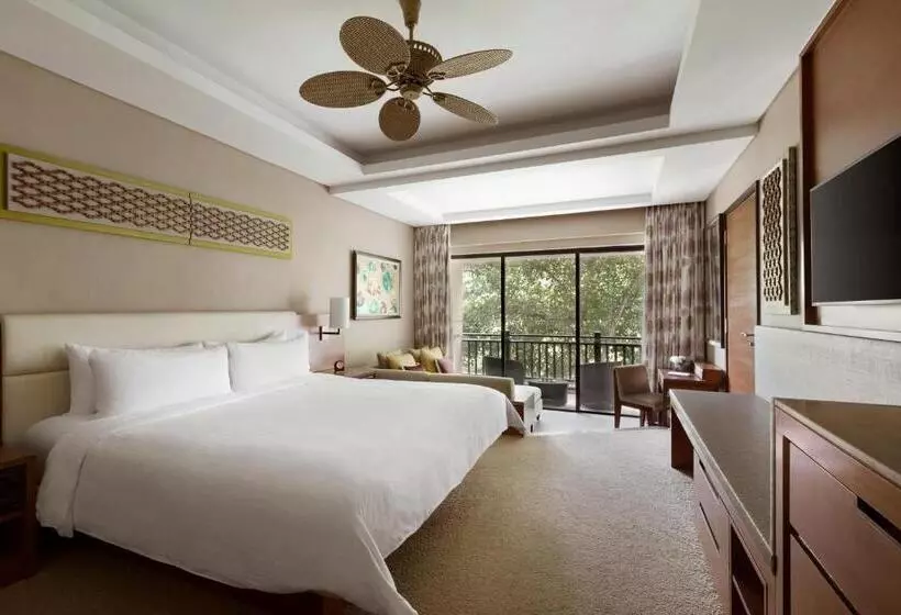 キングサイズベッドのデラックスルーム, Shangri La Rasa Ria, Kota Kinabalu