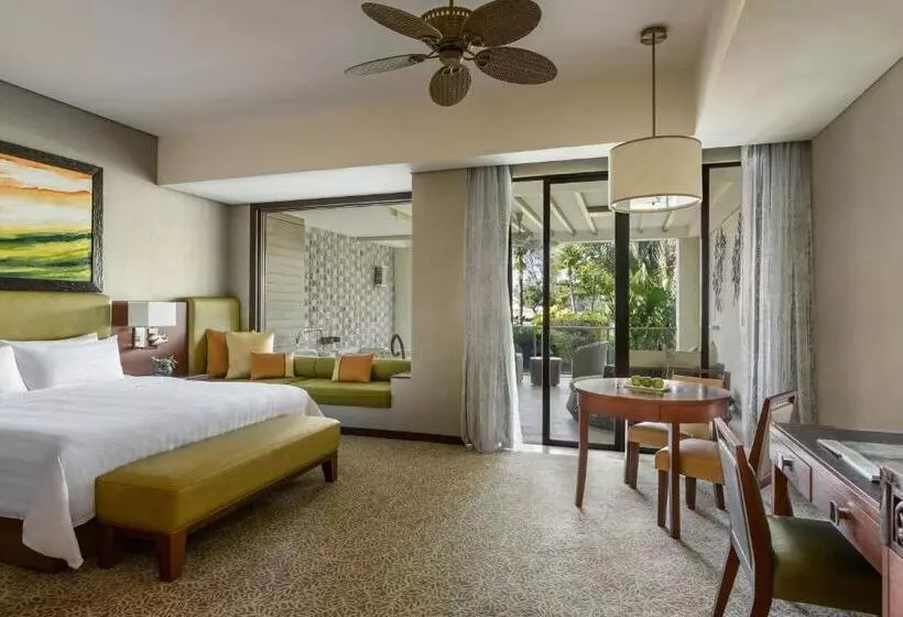 キングサイズベッドのジュニアスイート, Shangri La Rasa Ria, Kota Kinabalu