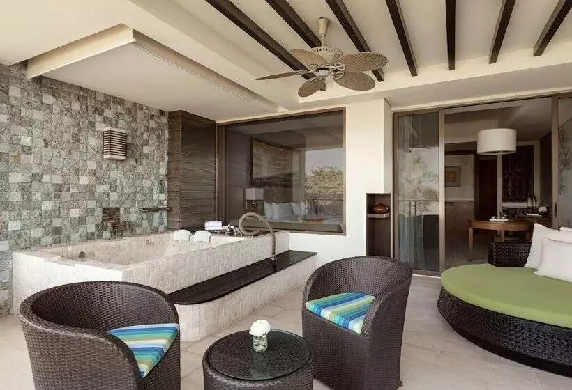庭の見えるジュニアスイート, Shangri La Rasa Ria, Kota Kinabalu