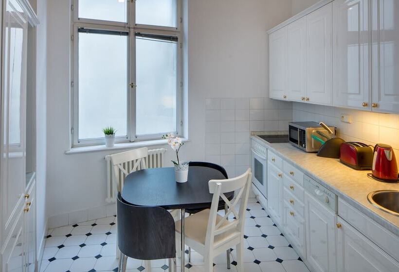 استودیوی استاندارد, Selinor Old Town Apartments