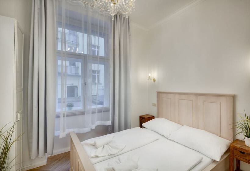 استودیوی استاندارد, Selinor Old Town Apartments