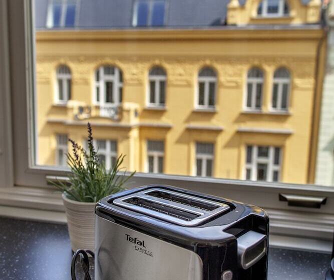 استودیوی استاندارد, Selinor Old Town Apartments