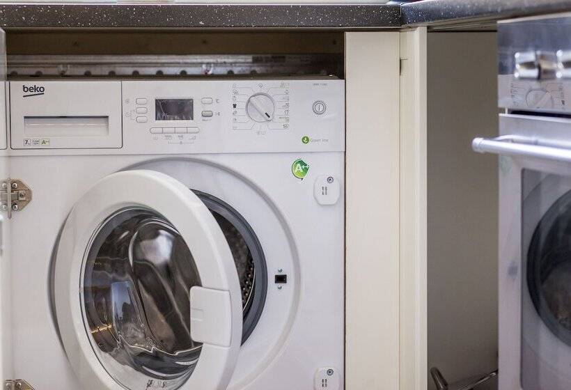 استودیوی استاندارد, Selinor Old Town Apartments