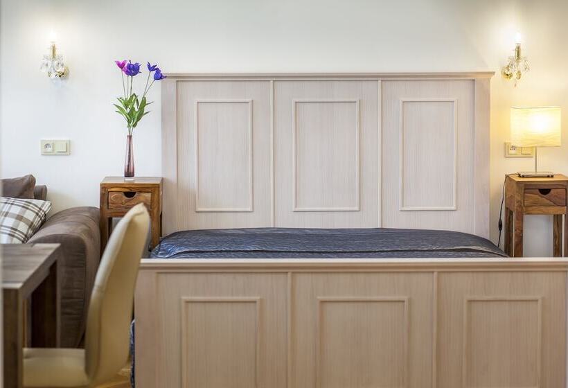 استودیوی استاندارد, Selinor Old Town Apartments