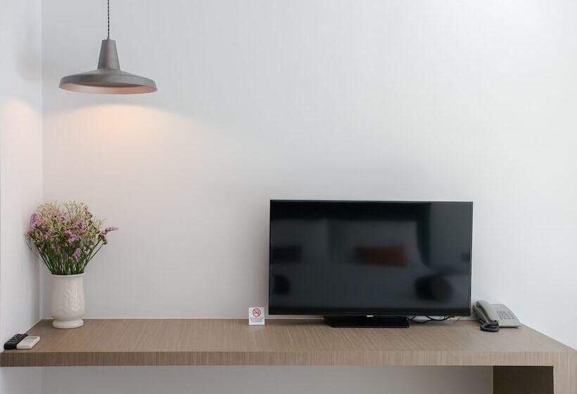 اتاق سه نفره دلوکس با چشم‌انداز استخر, Chaweng Villawee Hotel   Sha Plus