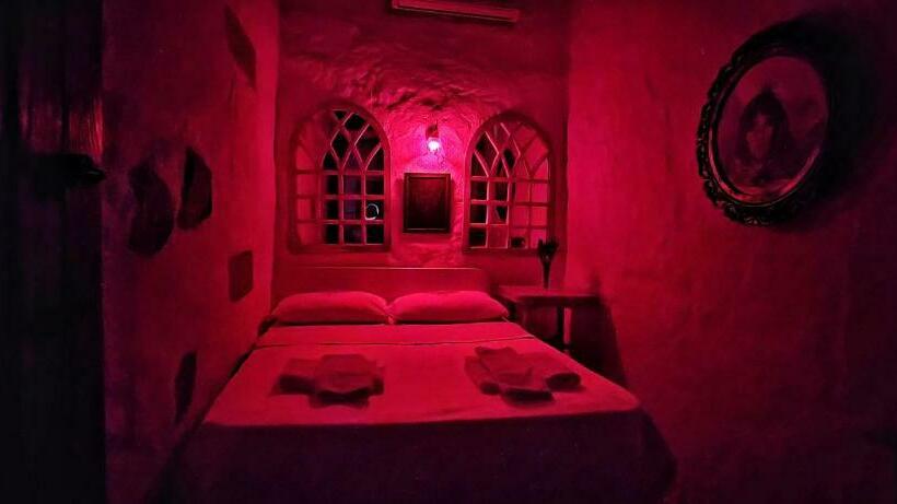 חדר אקונומי, Afet Hanim Konagi