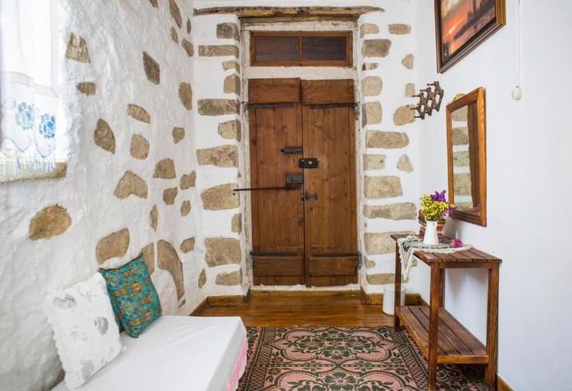 מיטת קינג בסוויטה, Afet Hanim Konagi