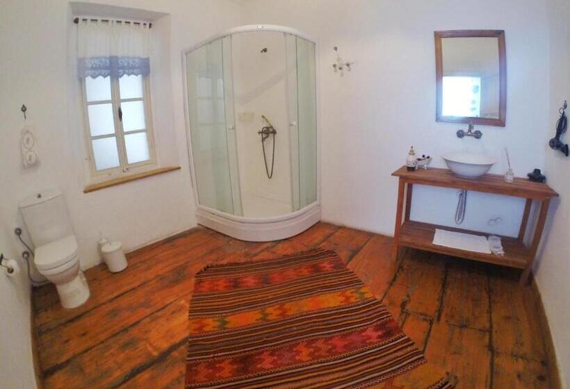 מיטת קינג בסוויטה, Afet Hanim Konagi