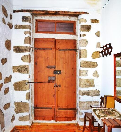 מיטת קינג בסוויטה, Afet Hanim Konagi