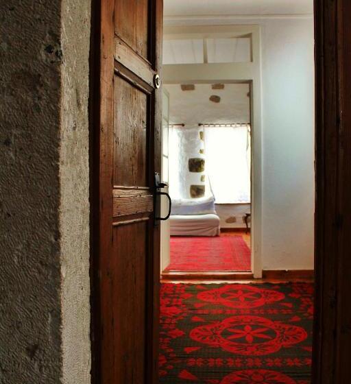 מיטת קינג בסוויטה, Afet Hanim Konagi