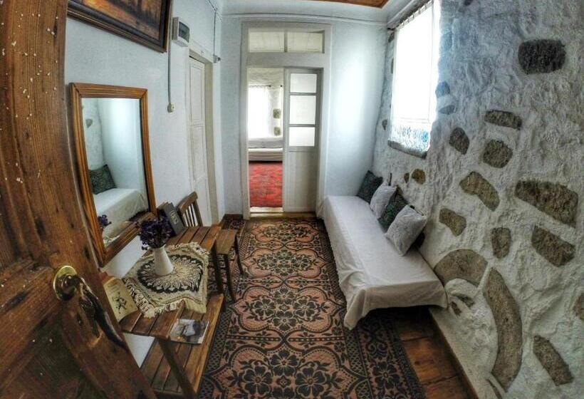 מיטת קינג בסוויטה, Afet Hanim Konagi