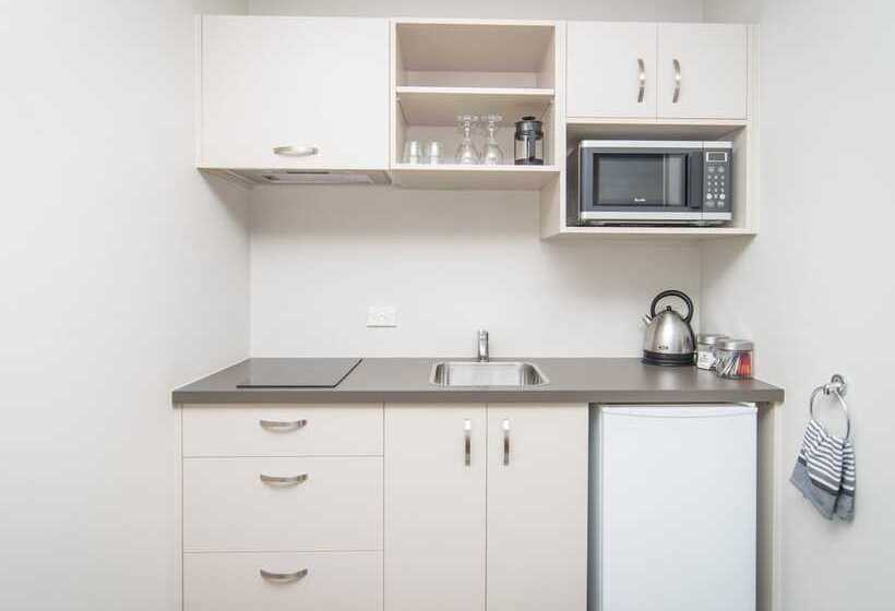 דירת חדר, Cedar Lodge Motel