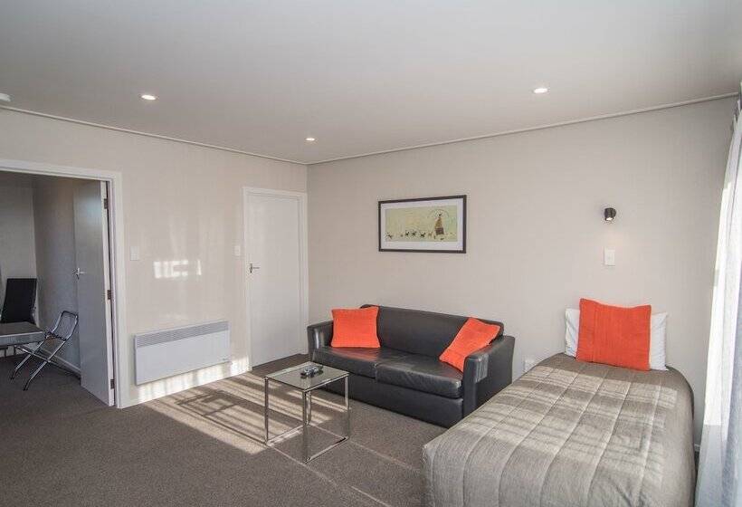 דירת חדר, Cedar Lodge Motel