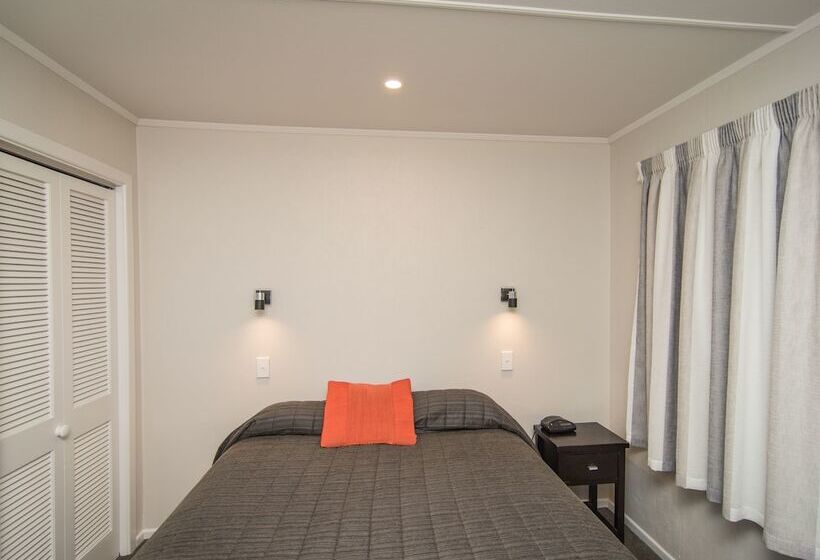 דירת חדר, Cedar Lodge Motel