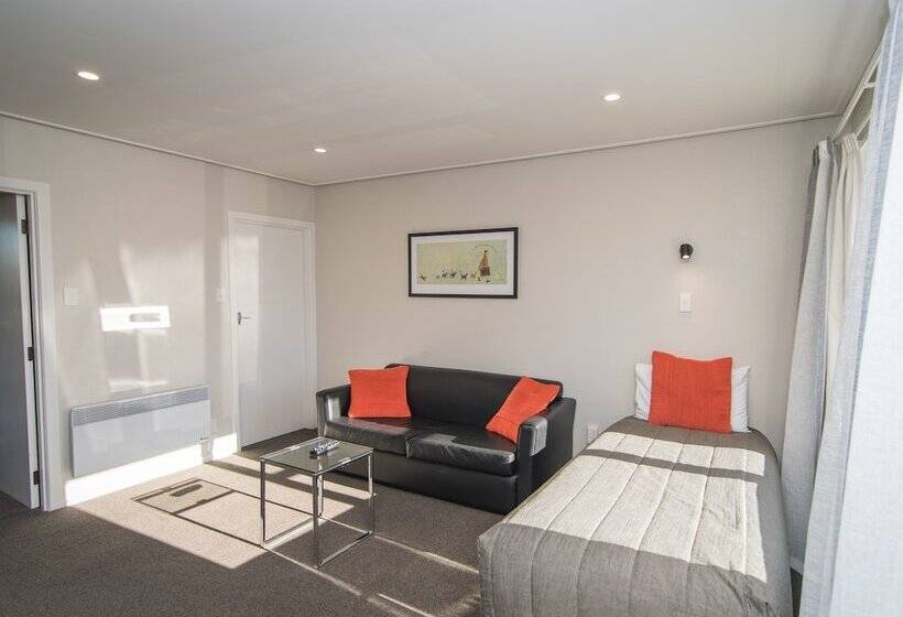 דירת חדר, Cedar Lodge Motel