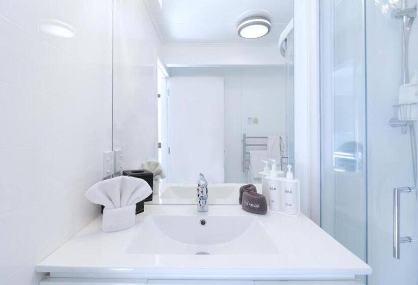 Superior suite with lake view, Gables Lakefront Resort