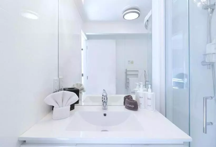 Superior suite with lake view, Gables Lakefront Resort