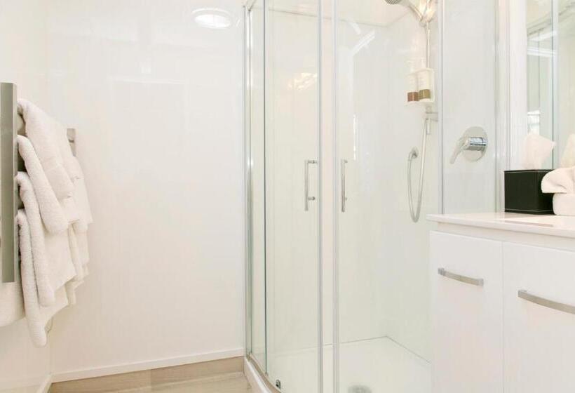 Superior suite with lake view, Gables Lakefront Resort