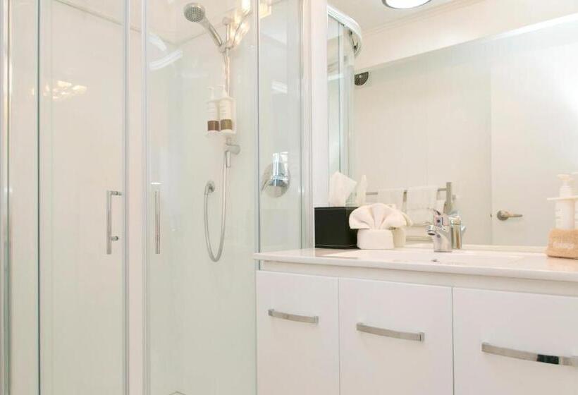 デラックススイート, Gables Lakefront Resort