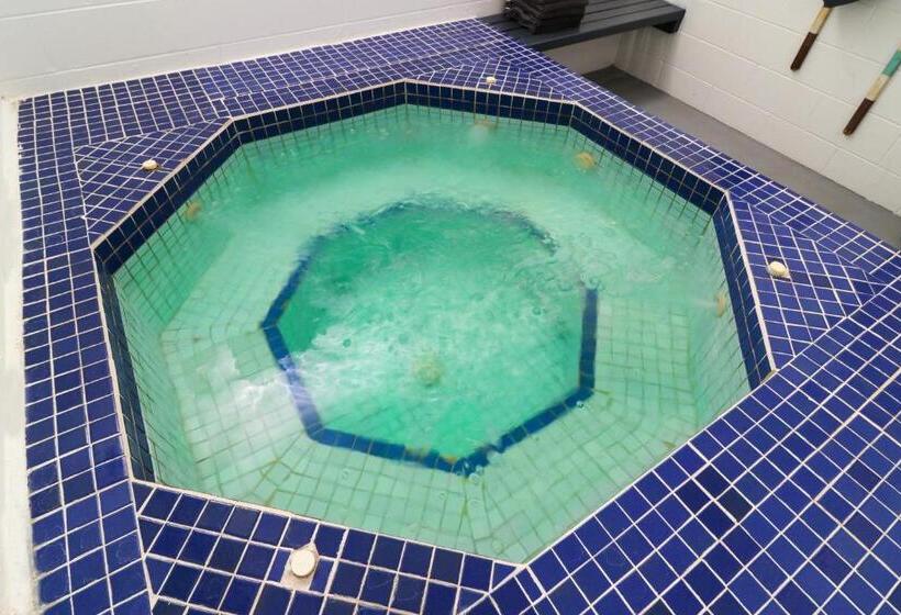 Superior suite with lake view, Gables Lakefront Resort