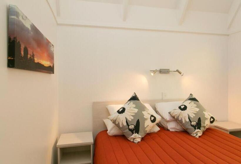 デラックススイート, Gables Lakefront Resort