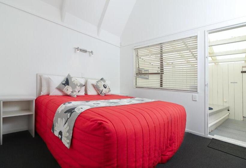 Superior suite with lake view, Gables Lakefront Resort