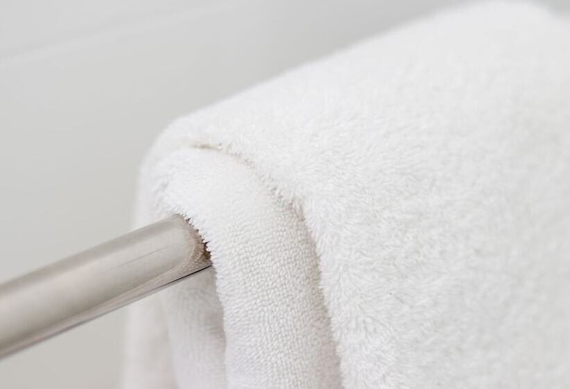 デラックススイート, Gables Lakefront Resort