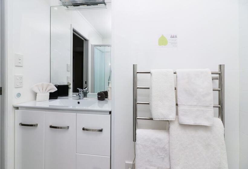 デラックススイート, Gables Lakefront Resort