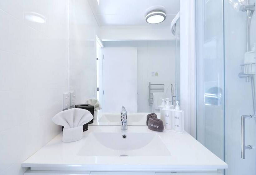 デラックススイート, Gables Lakefront Resort