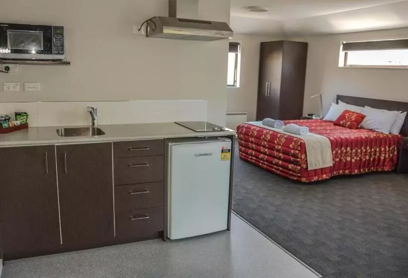 Superior-studio, Ashford Motor Lodge