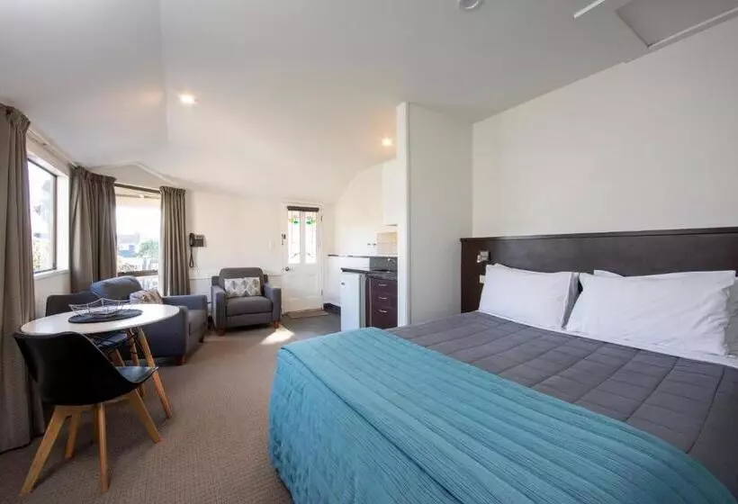 Superior-studio, Ashford Motor Lodge