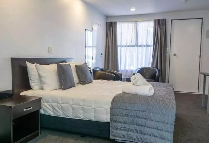 スタンダードスタジオ, Durham Court Motor Inn