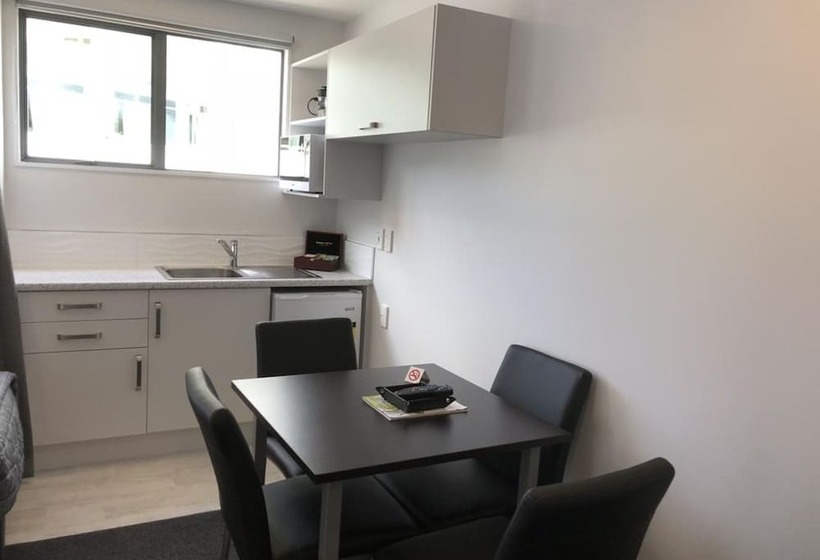 スタンダードスタジオ, Durham Court Motor Inn