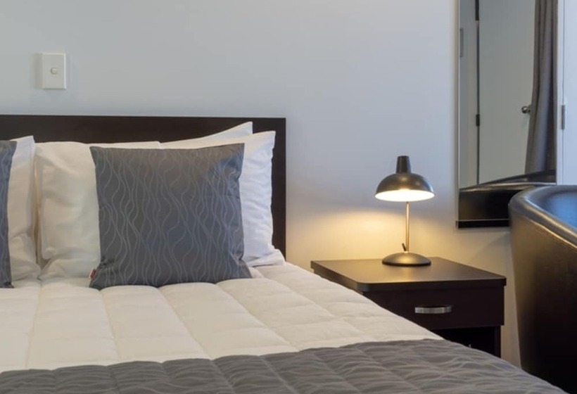 Студия Стандарт, Durham Court Motor Inn