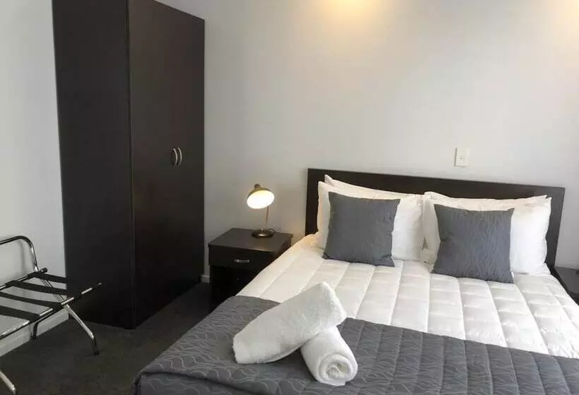 スタンダードスタジオ, Durham Court Motor Inn